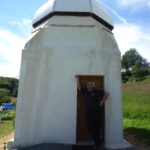 david prieur devant son observatoire