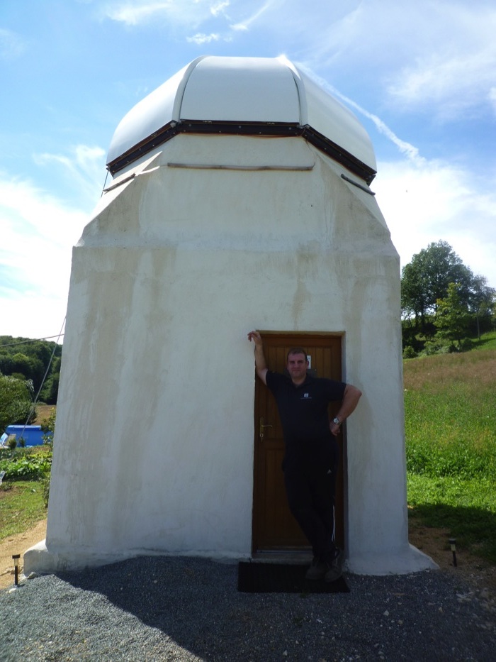 david prieur devant son observatoire